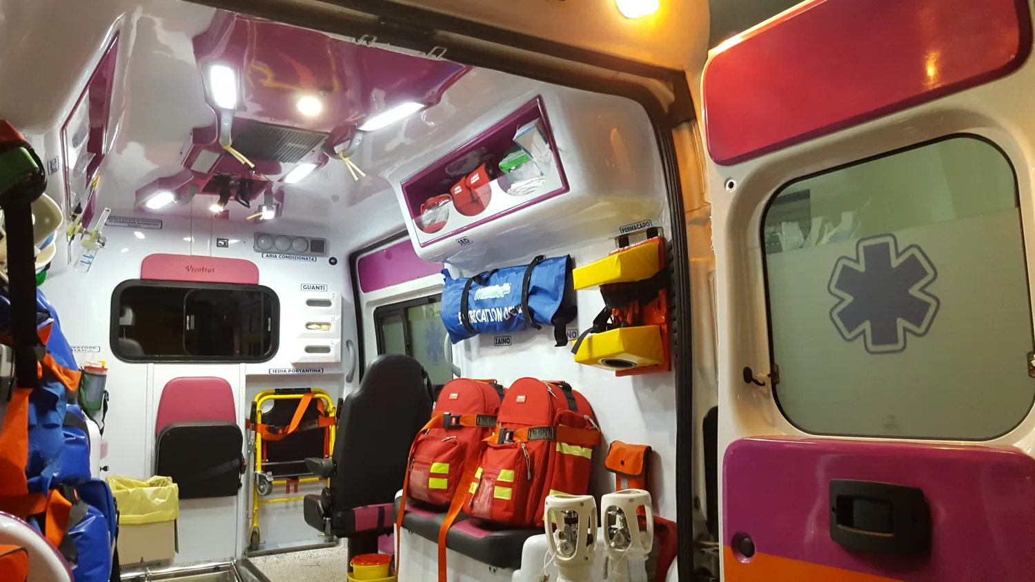 Componenti in vetroresina per allestimenti interni di ambulanze.